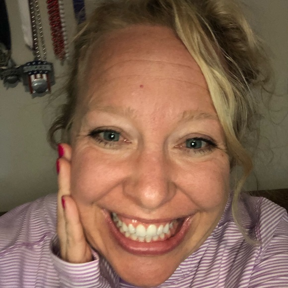 Meet your Posher, Amanda - Picture 2 of 2